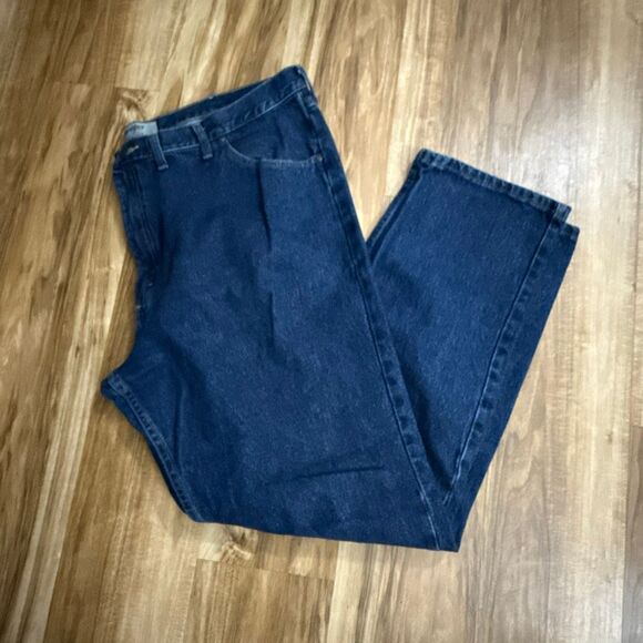 Wrangler Men’s Dark Wash Relaxed Fit Straight Jeans Size 46x34 - Picture 1 of 5